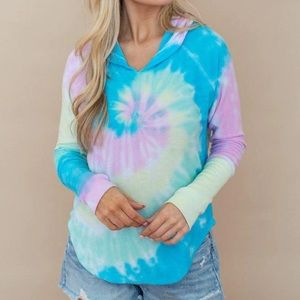 Chaser cozy knit tie dye raglan sleeve hoodie. Xs